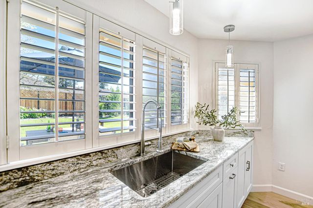 186 Barrio Way, Windsor, CA 95492