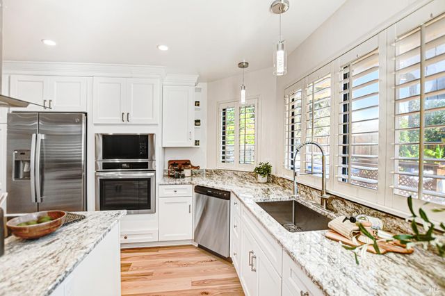 186 Barrio Way, Windsor, CA 95492