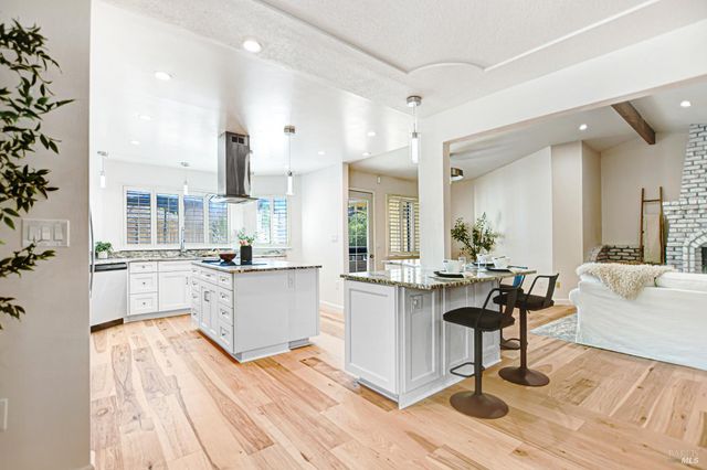 186 Barrio Way, Windsor, CA 95492