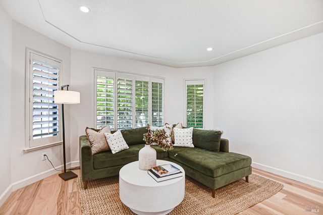 186 Barrio Way, Windsor, CA 95492