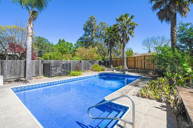 186 Barrio Way, Windsor, CA 95492