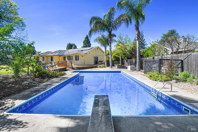 186 Barrio Way, Windsor, CA 95492