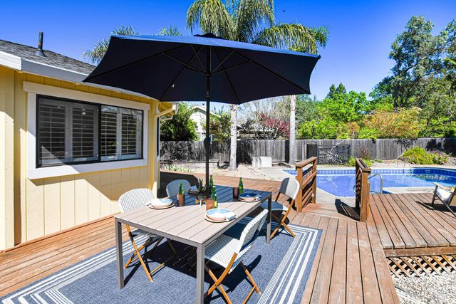 186 Barrio Way, Windsor, CA 95492