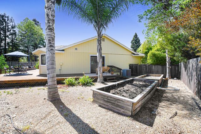 186 Barrio Way, Windsor, CA 95492