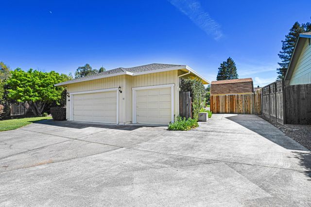 186 Barrio Way, Windsor, CA 95492