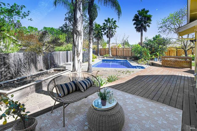 186 Barrio Way, Windsor, CA 95492