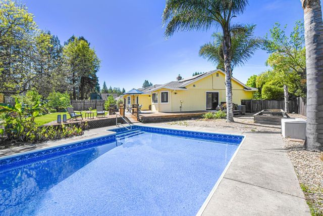 186 Barrio Way, Windsor, CA 95492