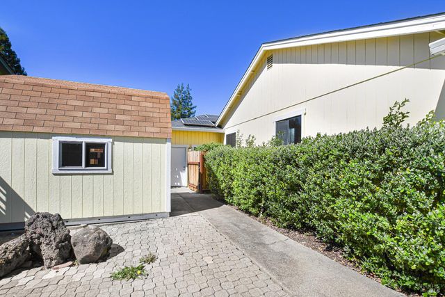 186 Barrio Way, Windsor, CA 95492