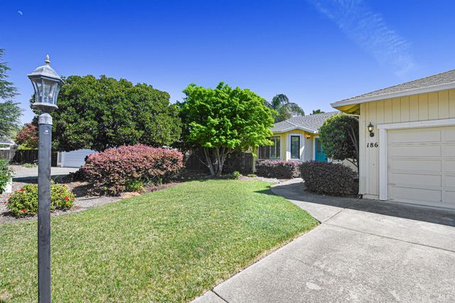 186 Barrio Way, Windsor, CA 95492