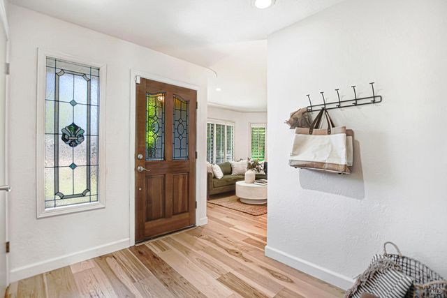 186 Barrio Way, Windsor, CA 95492