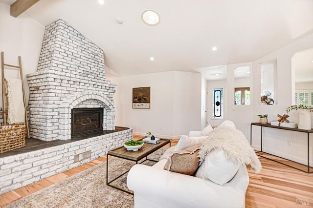 186 Barrio Way, Windsor, CA 95492