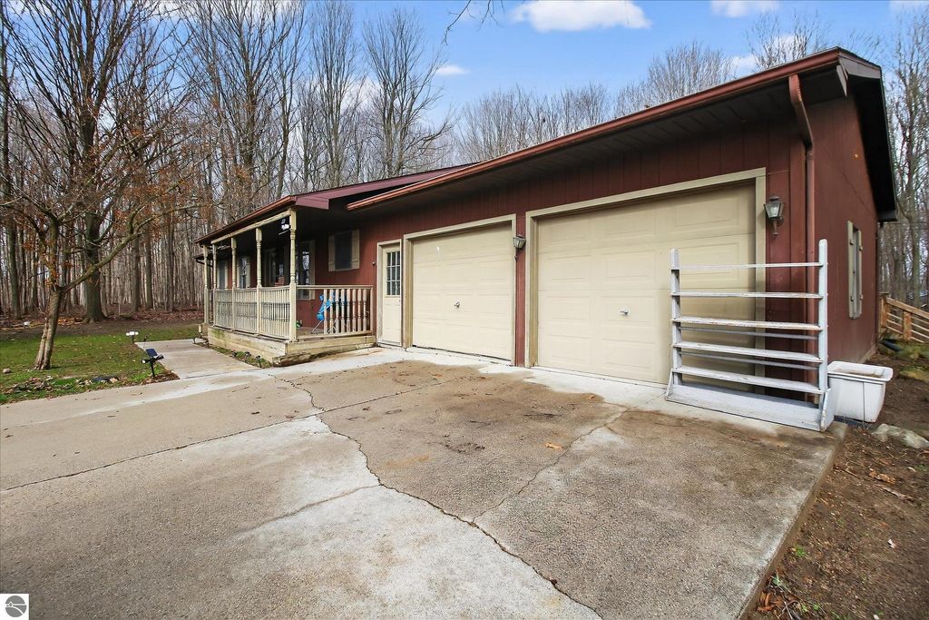 Image 2 of property listing at 5383 N Rich Road, Alma, MI 48801