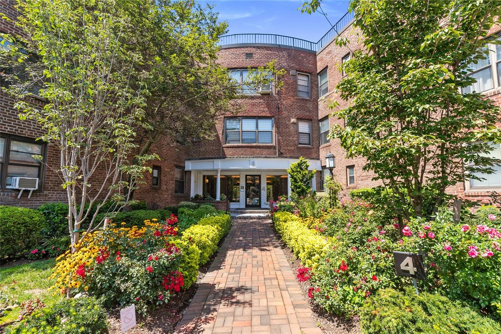 4 Townhouse Place 3H, Great Neck, NY 11021