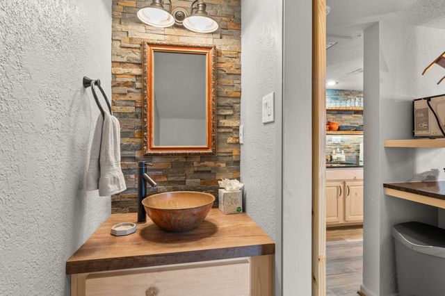 320 Artist Road 89, Santa Fe, NM 87501