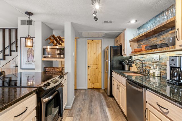 320 Artist Road 89, Santa Fe, NM 87501