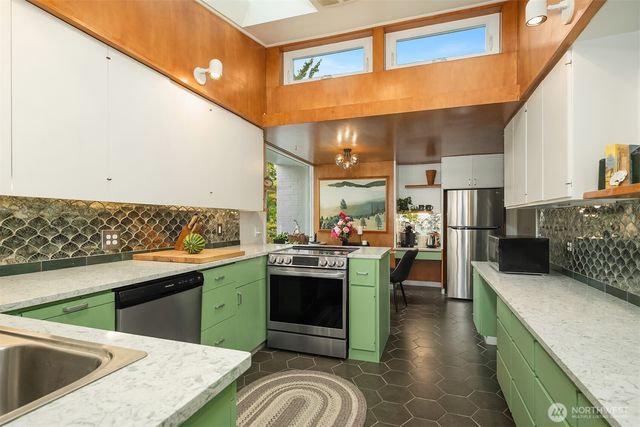 618 Le-Lou-Wa Place NE, Tacoma, WA 98422