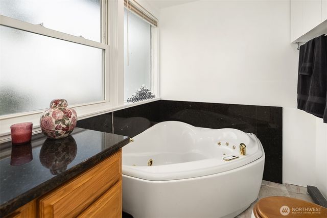 618 Le-Lou-Wa Place NE, Tacoma, WA 98422