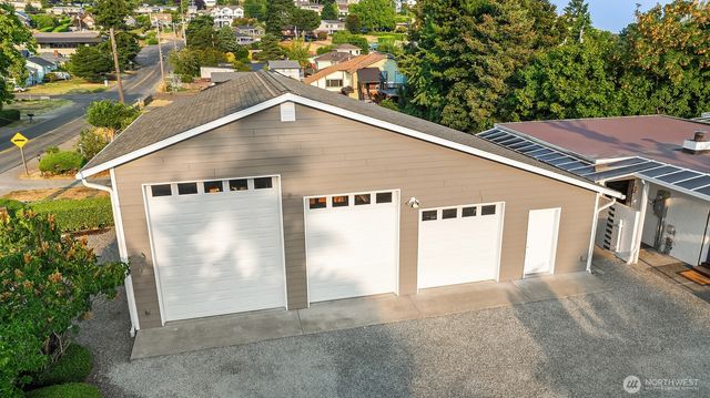 618 Le-Lou-Wa Place NE, Tacoma, WA 98422