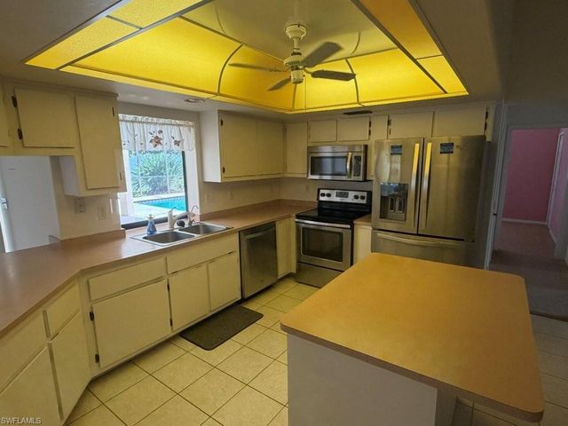 3923 SE 10th PL, Cape Coral, FL 33904