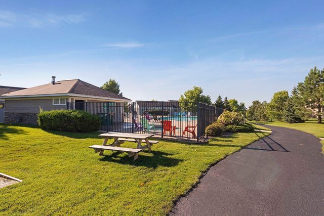 2820 Spy Glass Drive, Chaska, MN 55318