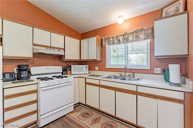199 E Parkway Drive, Madison, OH 44057