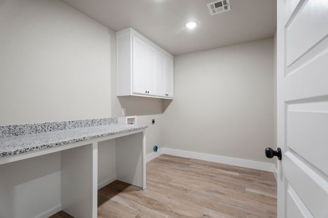 1127 Center Court Circle, Grove, OK 74344