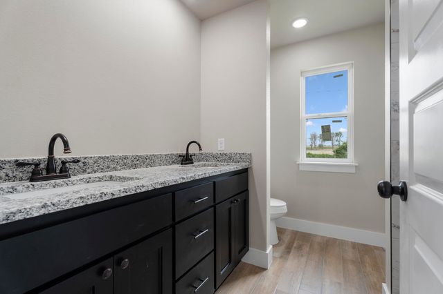 1127 Center Court Circle, Grove, OK 74344