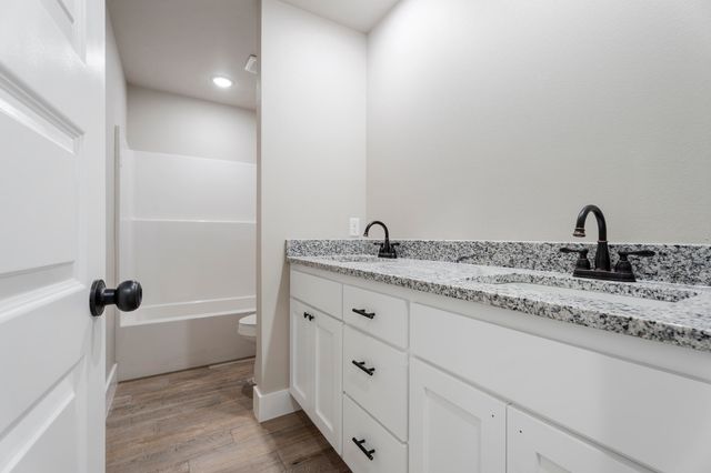 1127 Center Court Circle, Grove, OK 74344