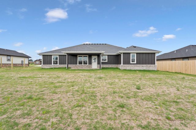 1127 Center Court Circle, Grove, OK 74344