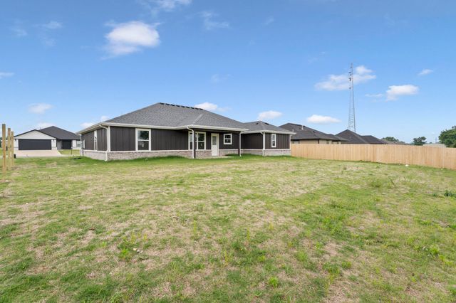 1127 Center Court Circle, Grove, OK 74344