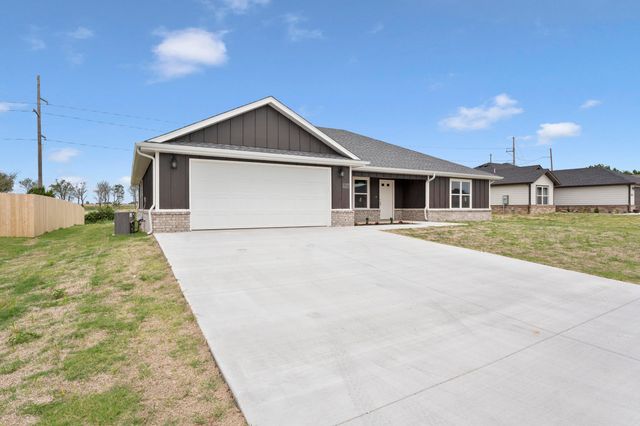 1127 Center Court Circle, Grove, OK 74344