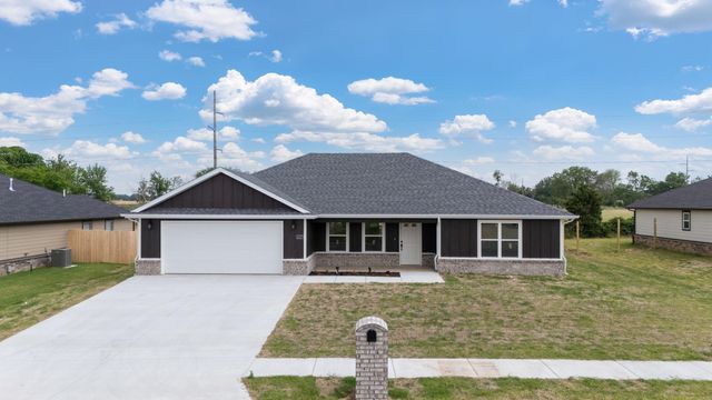 1127 Center Court Circle, Grove, OK 74344