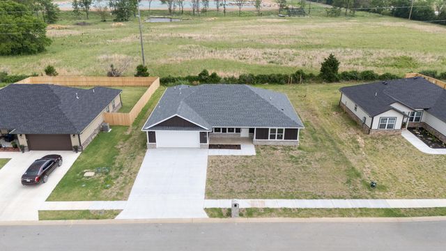 1127 Center Court Circle, Grove, OK 74344