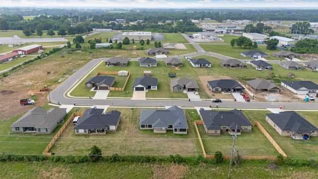 1127 Center Court Circle, Grove, OK 74344