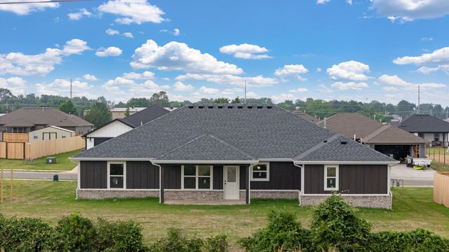 1127 Center Court Circle, Grove, OK 74344