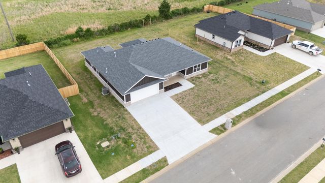 1127 Center Court Circle, Grove, OK 74344
