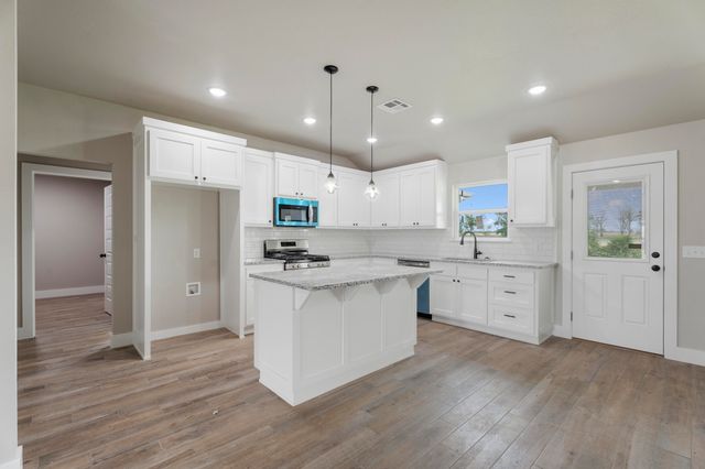 1127 Center Court Circle, Grove, OK 74344