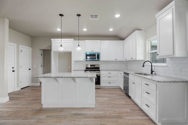 1127 Center Court Circle, Grove, OK 74344