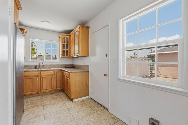 561 N Park, Rialto, CA 92376