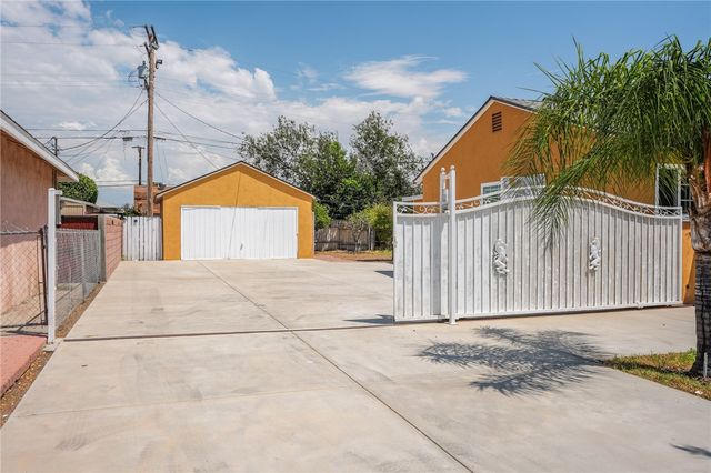 561 N Park, Rialto, CA 92376