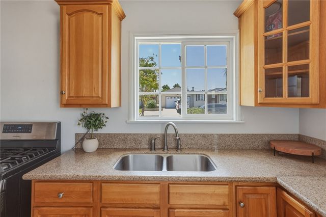 561 N Park, Rialto, CA 92376