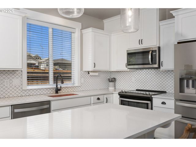 1001 Ne REGAN HILL Loop, Estacada, OR 97023