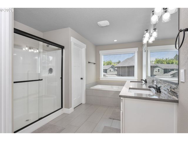 1001 Ne REGAN HILL Loop, Estacada, OR 97023