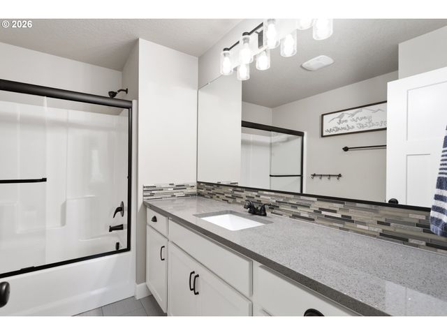 1001 Ne REGAN HILL Loop, Estacada, OR 97023