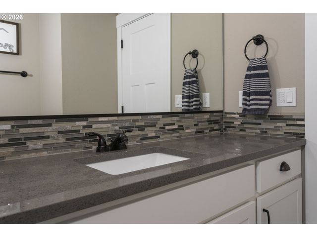 1001 Ne REGAN HILL Loop, Estacada, OR 97023