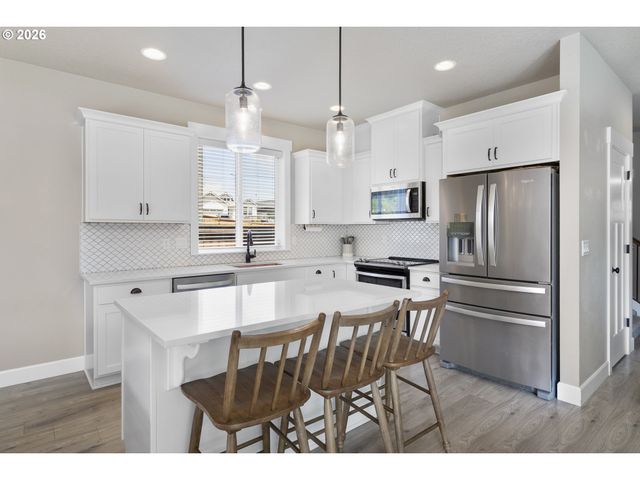 1001 Ne REGAN HILL Loop, Estacada, OR 97023
