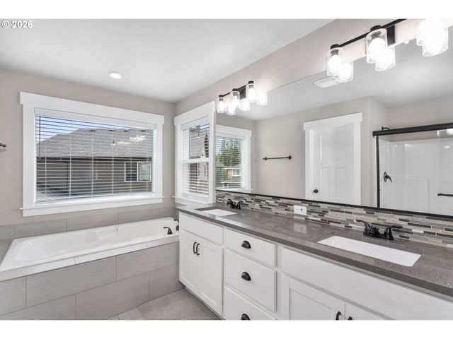 1001 Ne REGAN HILL Loop, Estacada, OR 97023