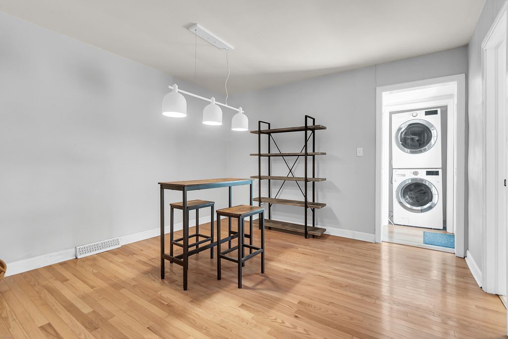 Image 10 of property listing at 5 Jerry Drive, Charleston, SC 29407