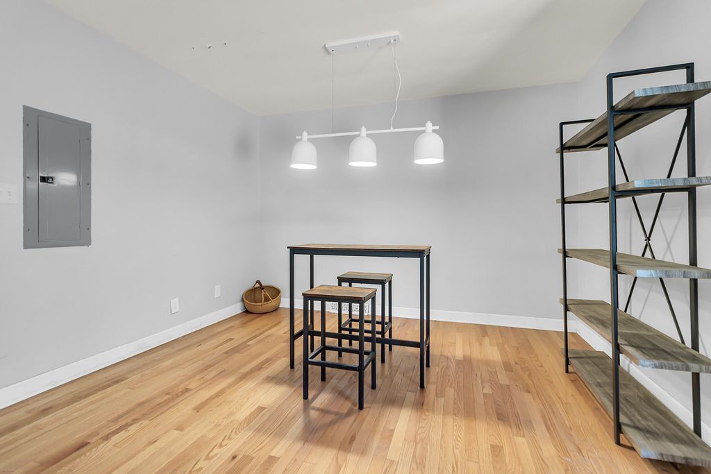 Image 12 of property listing at 5 Jerry Drive, Charleston, SC 29407