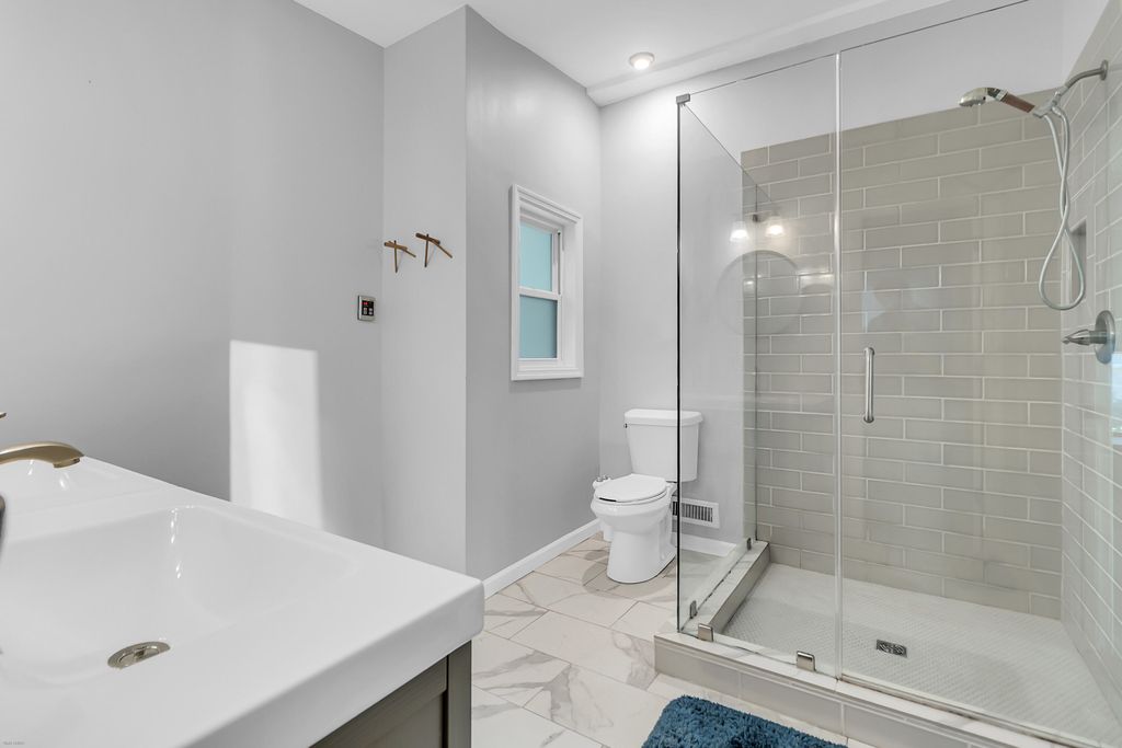 Image 17 of property listing at 5 Jerry Drive, Charleston, SC 29407